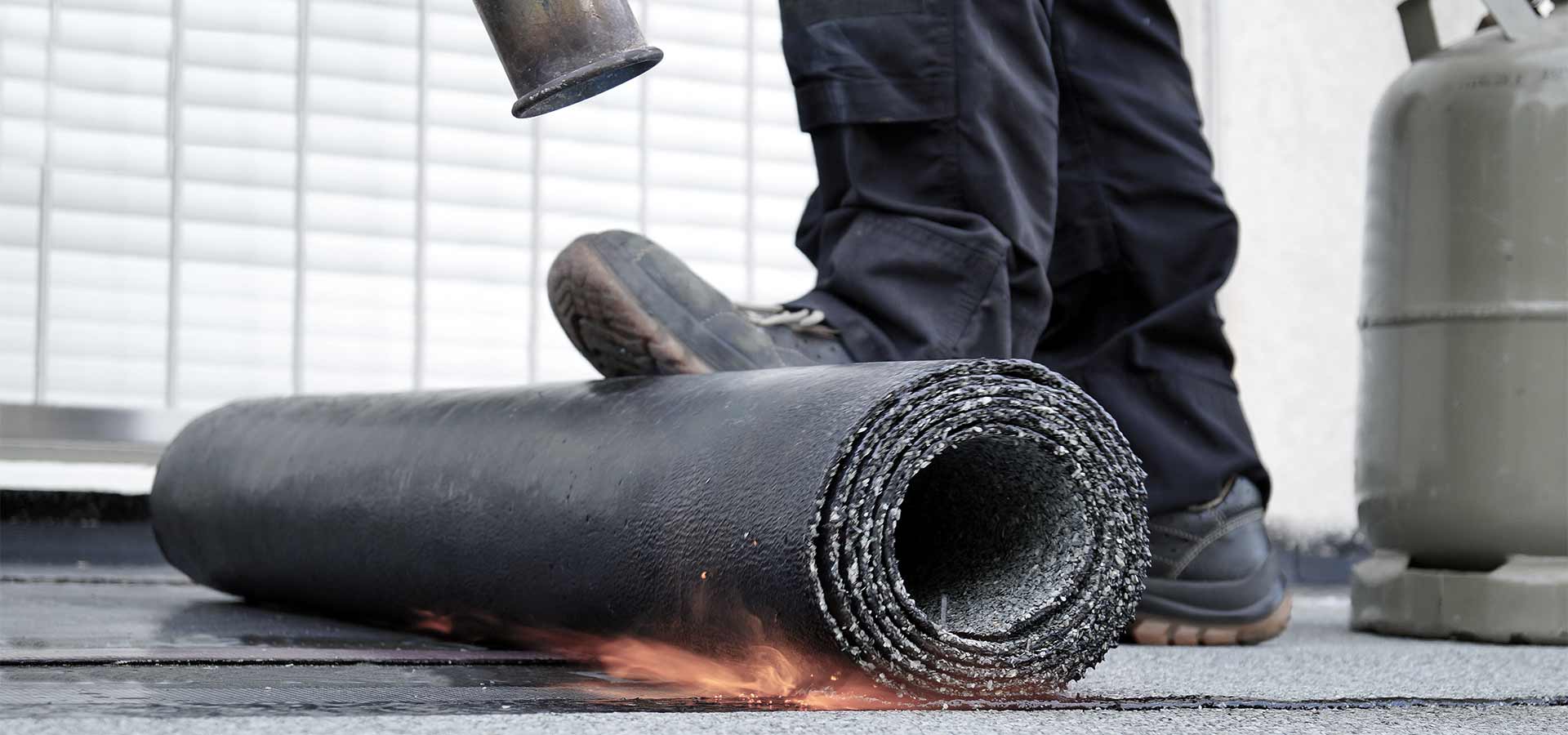 Flachdachratgeber-Bitumen-kleben-1920x900px.jpg